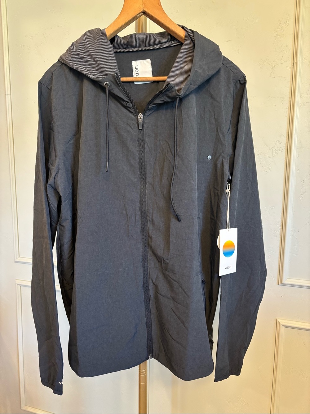 Vuori Jacket Lightweight Hooded Zip - Charcoal Outdoor Trainer Shell MSRP $118